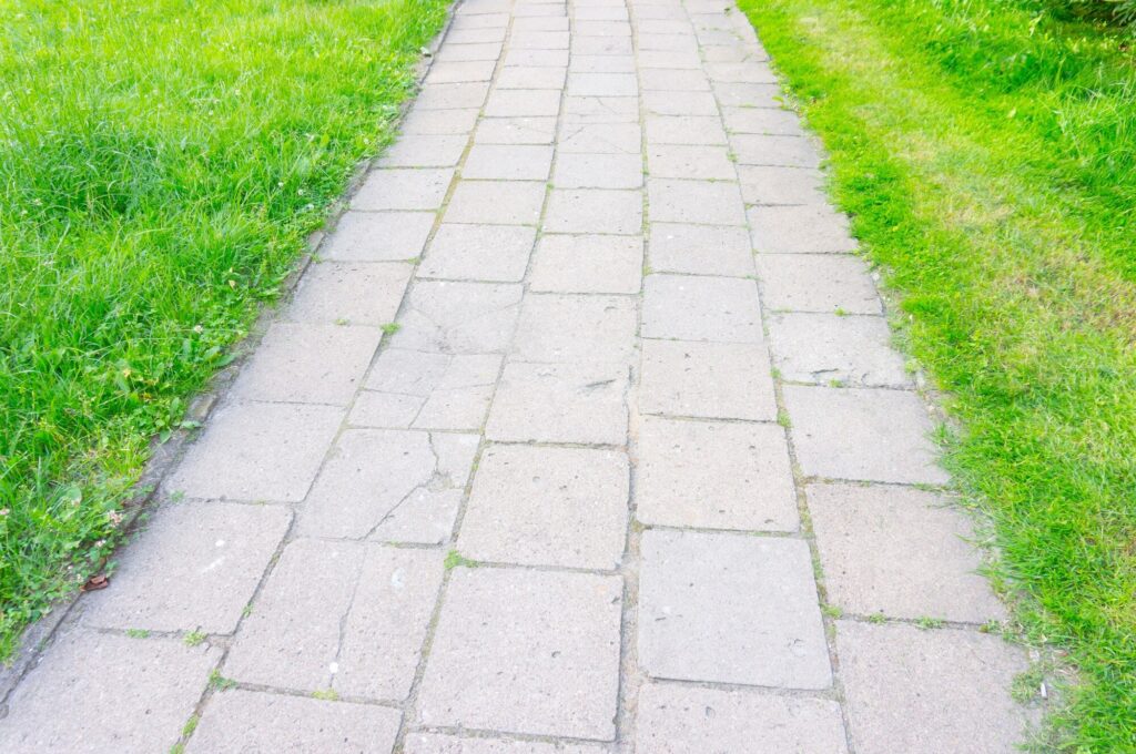 Kerti járda kőből és téglából